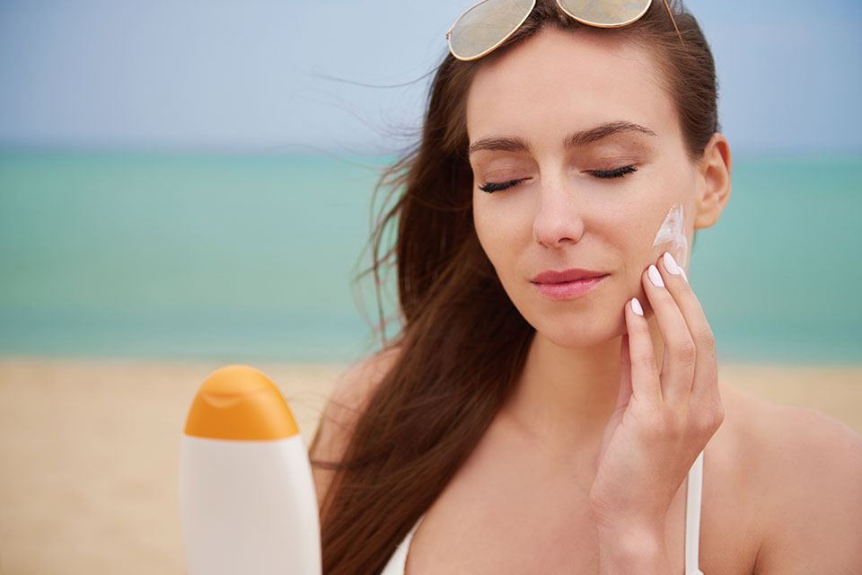 Se programou para uma viagem à praia? Saiba como cuidar da pele!